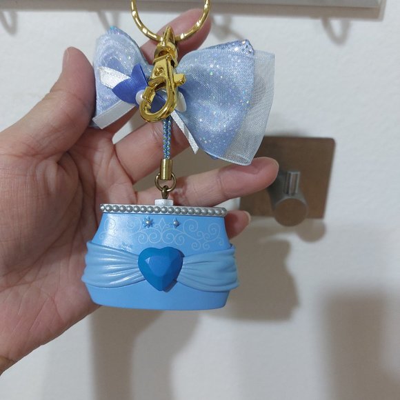 Cinderella Tokyo Disney Resort Keychain Pretty Blue Bows Purse - Picture 6 of 7